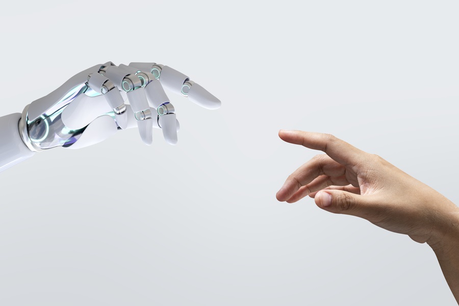 L'image de *La Création d'Adam* réalisée avec une main robotique et une main humaine