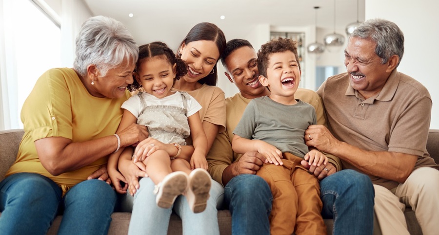 La famille élargie rit sur le canapé