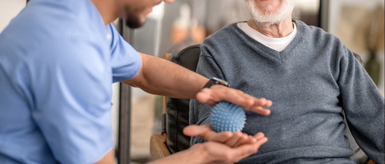 Vivre avec la démence : les options non médicamenteuses pour la prise en charge de la douleur