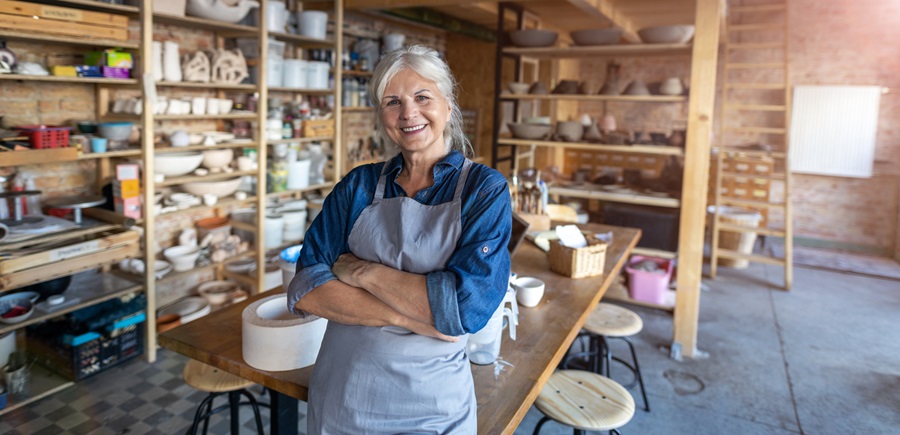 Une potière âgée dans un atelier