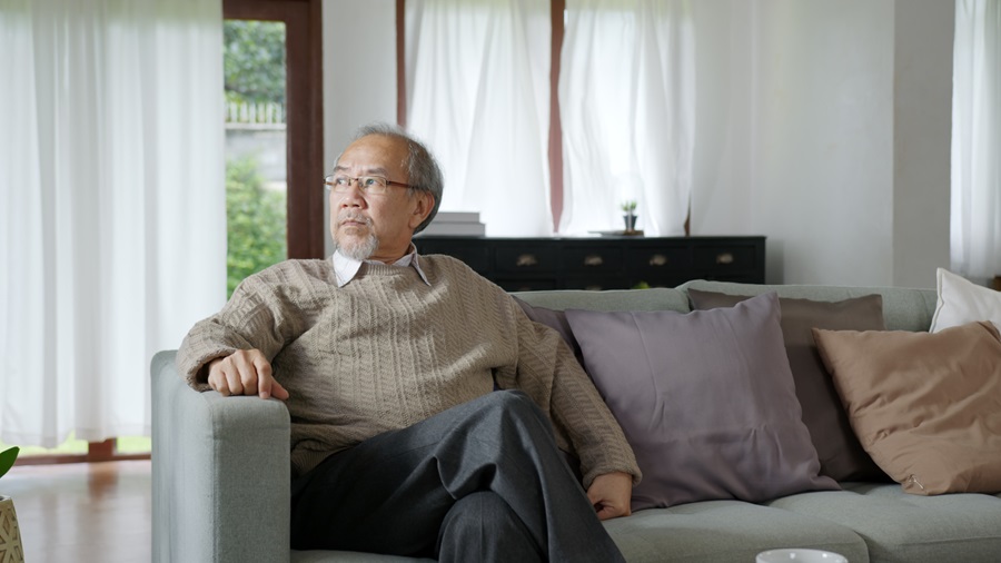 Comment l'isolement social affecte les personnes âgées