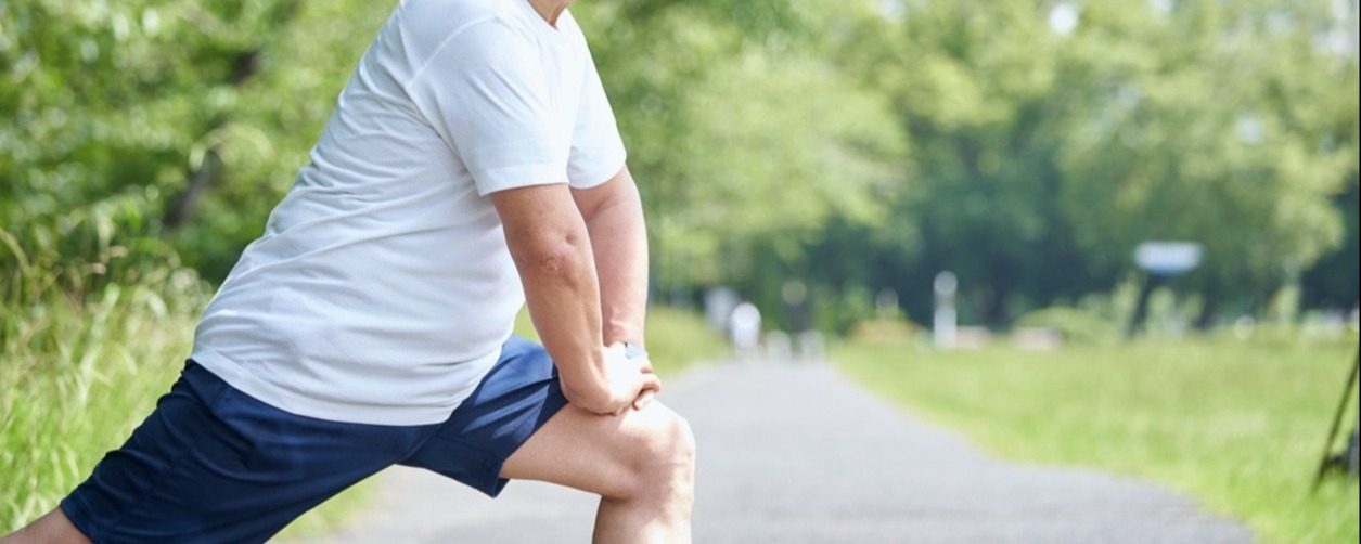 Des étirements pour soulager la douleur : comment les différents exercices d’étirement se comparent-ils pour l’arthrose du genou ?